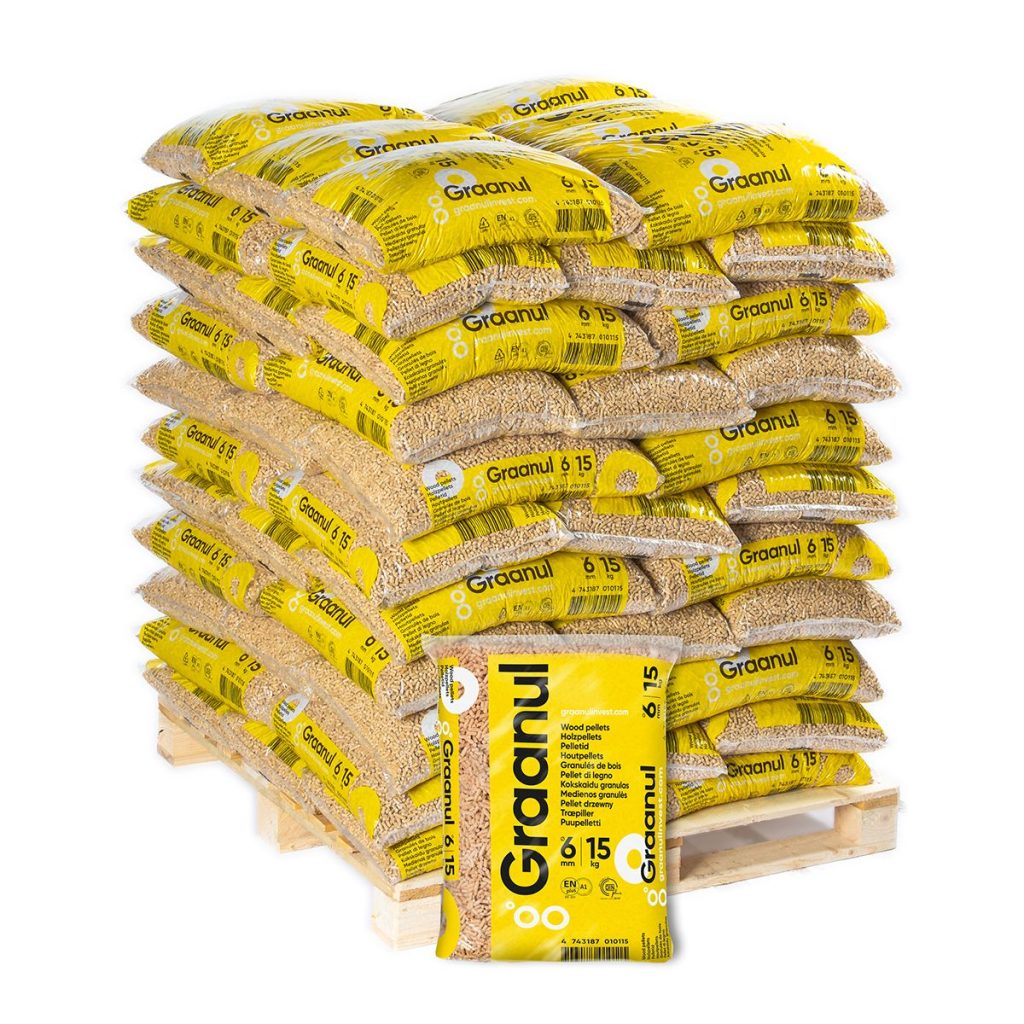 Palle med GRAANUL Premium træpiller 6 mm i gule 15 kg sække, stablet klar til levering til pillefyr og opvarmning.